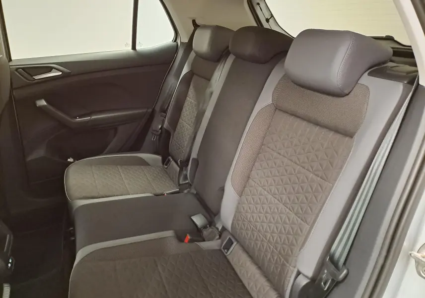 Vue intérieure du siège arrière côté gauche du Volkswagen T-Cross 2022, tissu gris avec motifs géométriques.