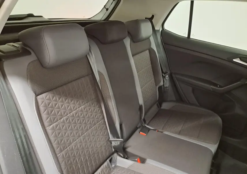 Vue intérieure des sièges arrière du Volkswagen T-Cross 2022, tissu gris avec motifs géométriques, côté droit visible.