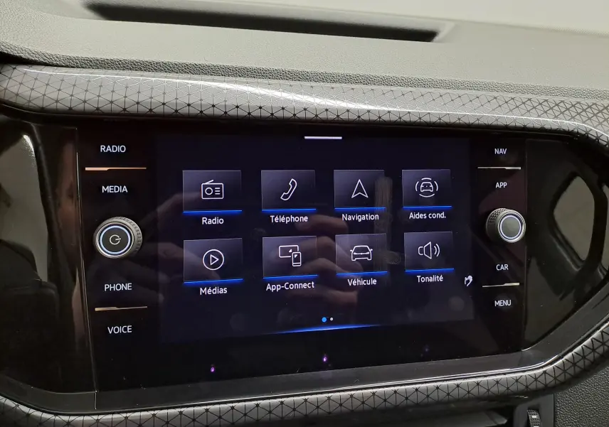 Écran tactile central du Volkswagen T-Cross 2022 en finition R-Line, avec interface multimédia et commandes tactiles visibles.