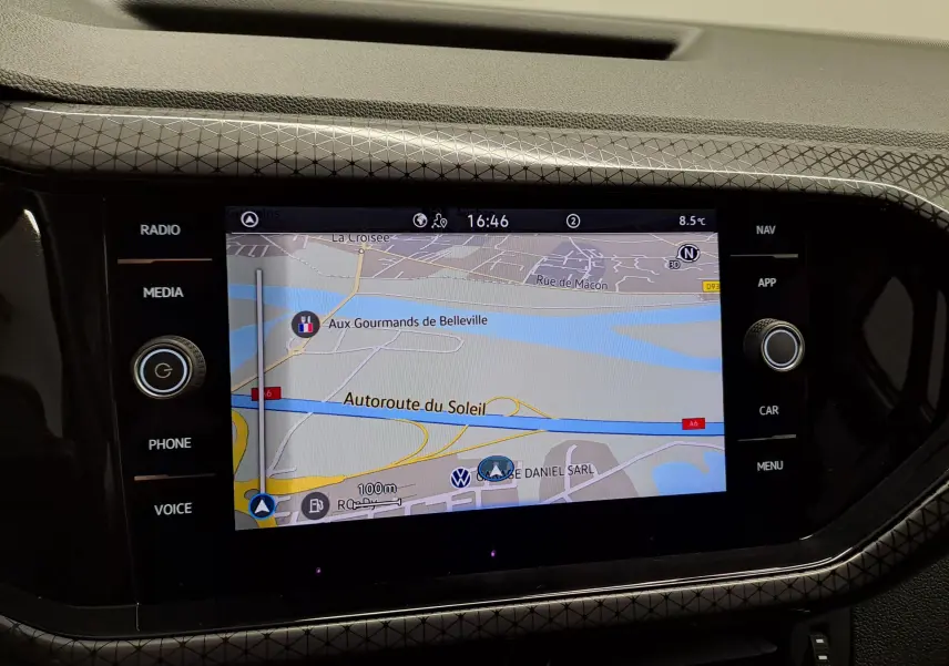 Écran tactile du système de navigation du Volkswagen T-Cross 2022 R-Line avec contour noir et finition argentée.