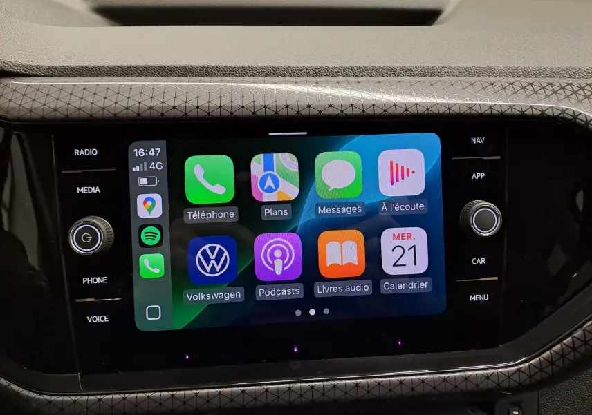 Écran tactile central du Volkswagen T-Cross 2022 R-Line avec interface Apple CarPlay et commandes autour de l'écran.