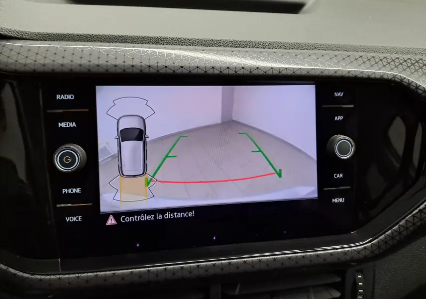 Affichage de la caméra de recul du Volkswagen T-Cross 2022 R-Line en reflet d'argent, vue arrière avec guidage de trajectoire.