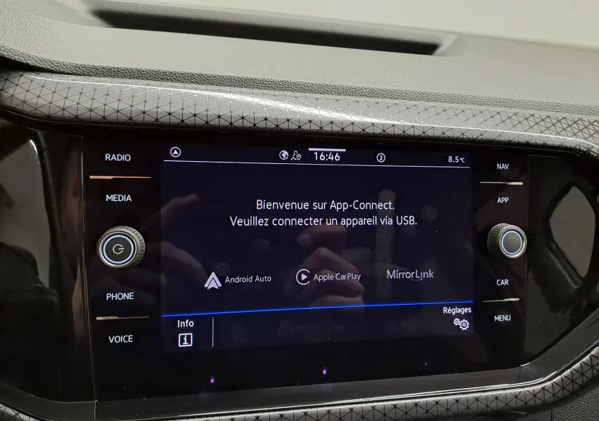 Écran tactile central du Volkswagen T-Cross 2022 R-Line en gros plan, avec interface App-Connect affichée.