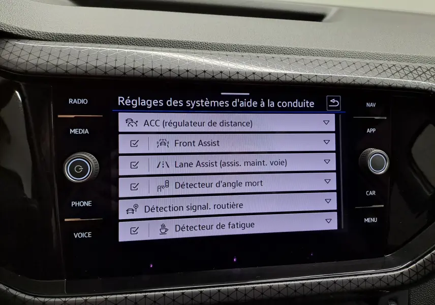 Écran tactile central du Volkswagen T-Cross 2022 en finition R-Line, affichant les réglages des aides à la conduite.