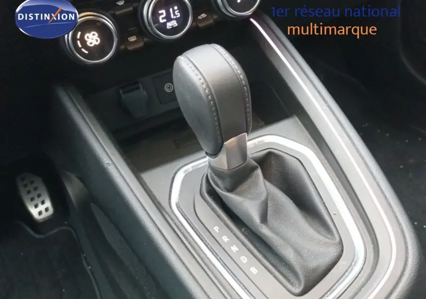 Gros plan sur la commande de boîte automatique de la Renault Clio 1.6 E-TECH 145ch, intérieur noir avec commandes de climatisation.