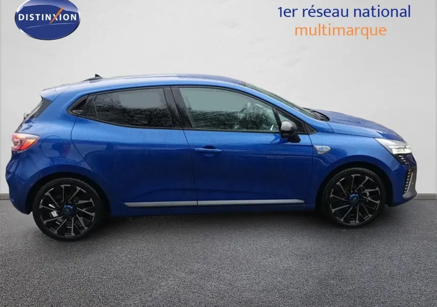 Profil côté gauche de la Renault Clio 1.6 E-TECH 145CH hybride bleu Iron Metal avec jantes noires distinctives.