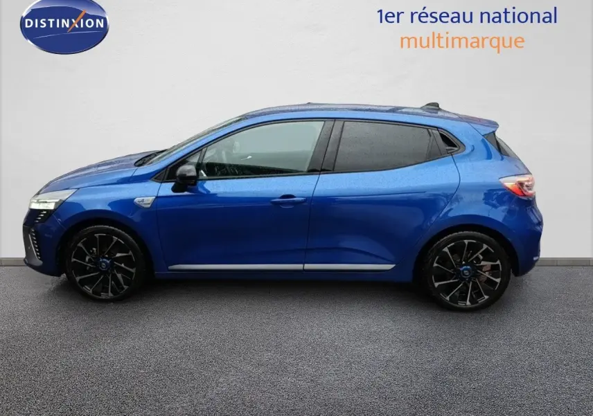 Profil droit d'une Renault Clio 1.6 E-TECH 145ch hybride en bleu Iron Metal avec jantes noires stylées.