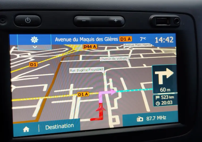 Écran de navigation GPS du Dacia Duster 2020 affichant un itinéraire avec indication de virage à droite à 60 m.