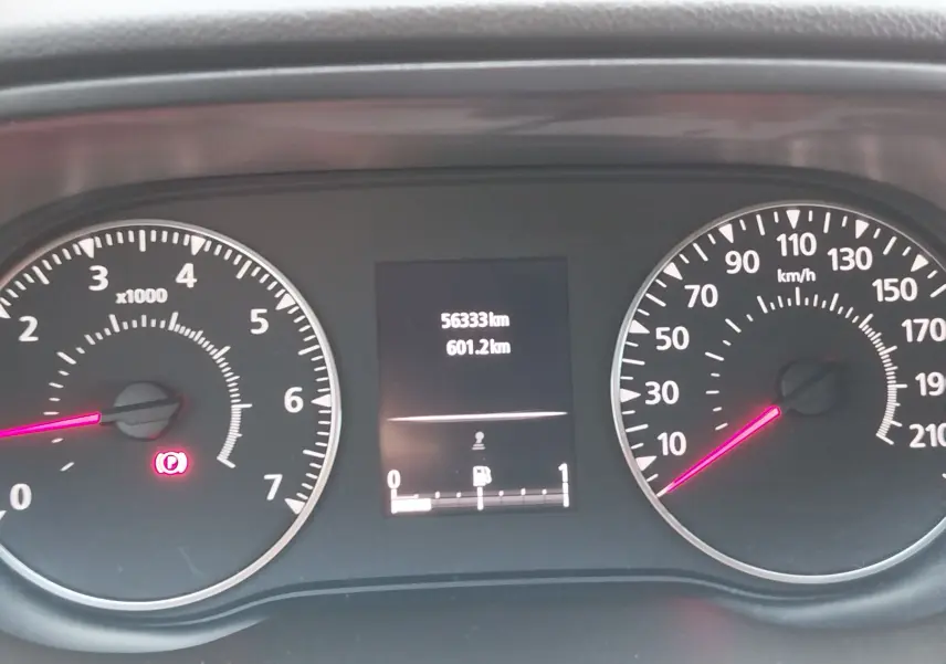 Vue rapprochée du tableau de bord du Dacia Duster rouge, affichant le compte-tours, la vitesse et l'odomètre numérique.