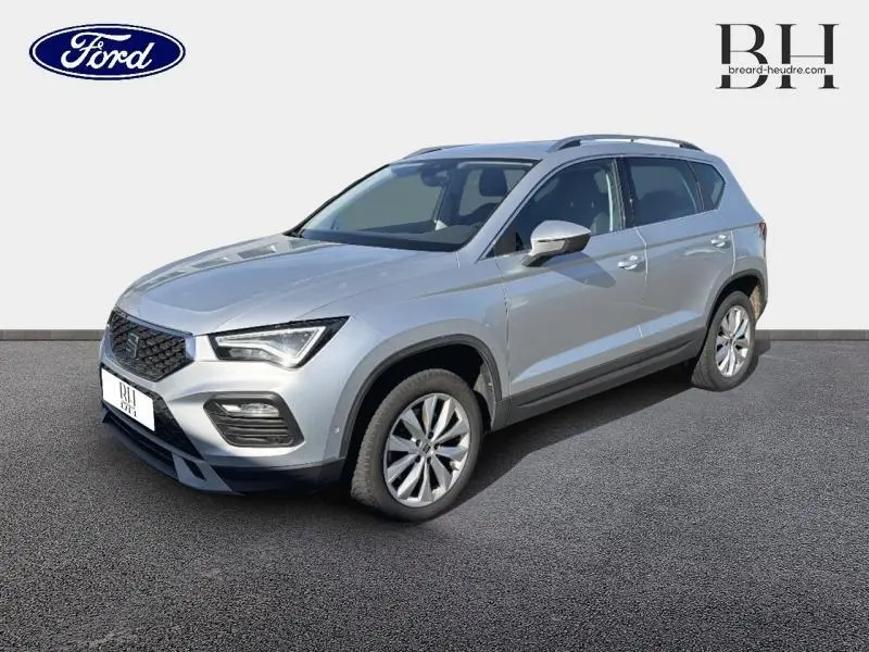 SEAT Ateca argent Reflex Métal vue 3/4 avant droit, mettant en valeur ses lignes modernes et jantes alu.