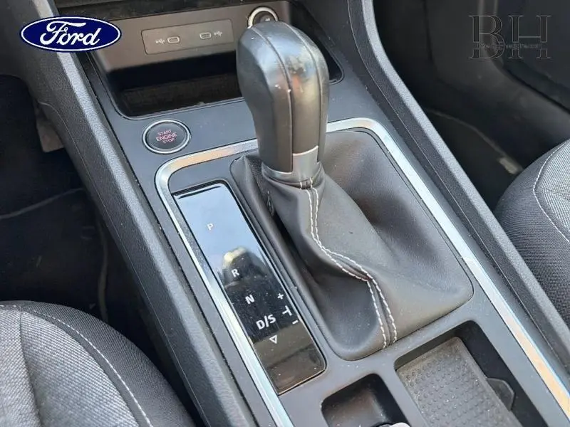 Gros plan sur le levier de vitesses automatique cuir noir de la SEAT Ateca 2023, console centrale et bouton start/stop visibles.