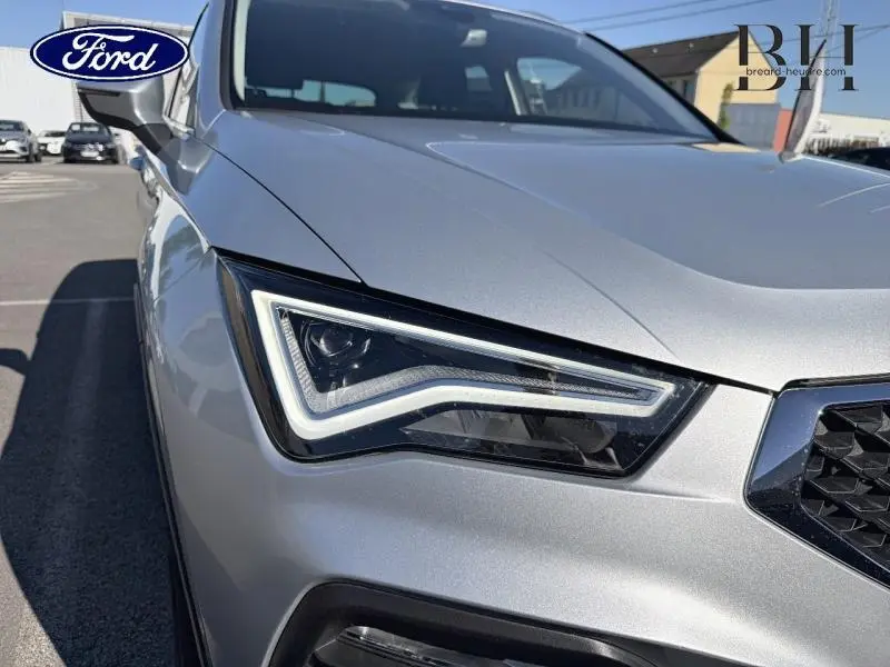 Gros plan sur le phare avant gauche du SEAT Ateca argent Reflex Métal avec calandre noire et détails LED distinctifs.