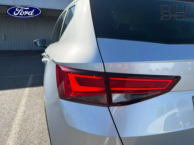 Gros plan sur le feu arrière droit d’un SEAT Ateca 2023 argent Reflex Métal avec hayon électrique visible en arrière-plan.