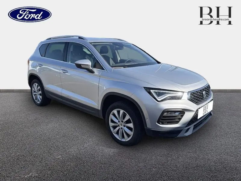 SEAT Ateca argent Reflex Métal en vue 3/4 avant droit, mettant en valeur ses lignes modernes et jantes alu.