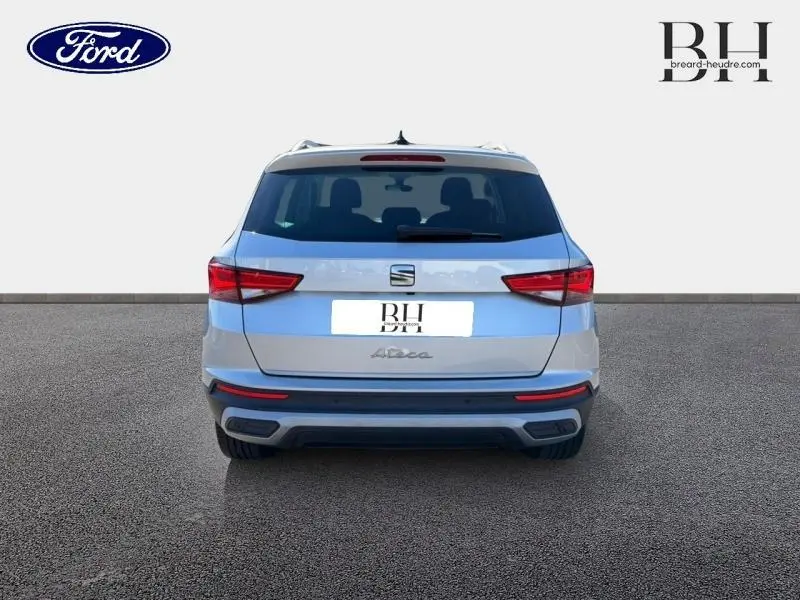 Vue arrière d'un SEAT Ateca argent Reflex Métal 2023 avec feux LED et hayon électrique visible.