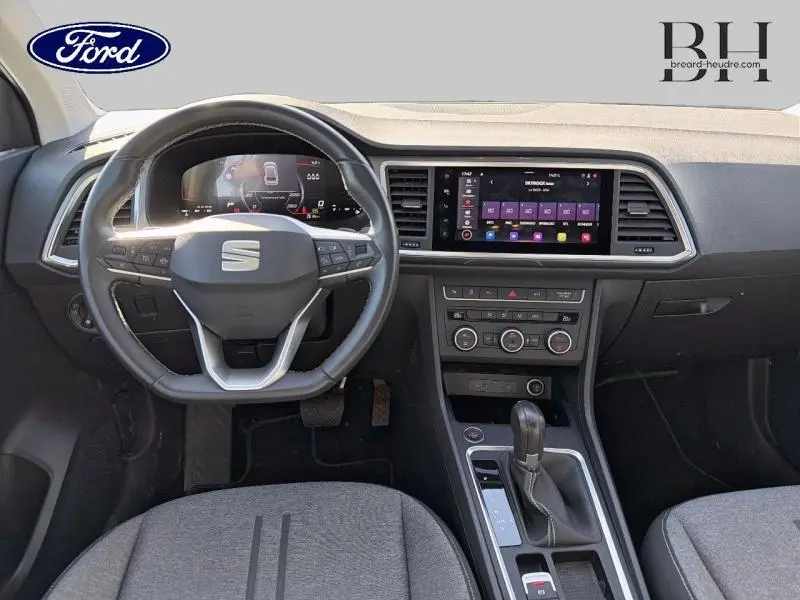 Vue intérieure du tableau de bord et volant cuir noir du SEAT Ateca 2023 avec écran tactile et console centrale moderne.