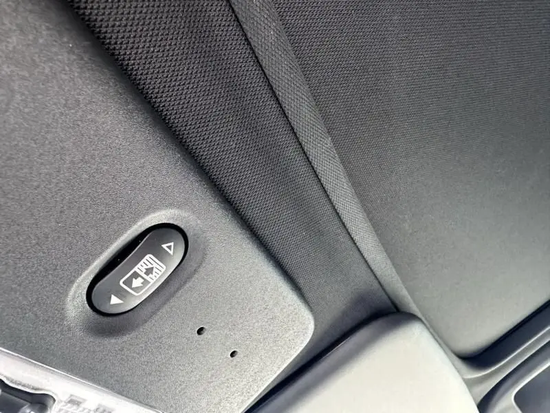 Détail du plafonnier noir avec commande d'ouverture du toit ouvrant dans un Nissan Qashqai blanc 2019.