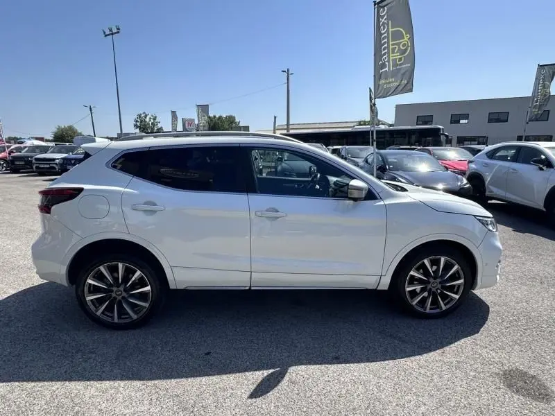 Vue de profil côté gauche d'un Nissan Qashqai blanc 2019 avec jantes alliage et toit panoramique.