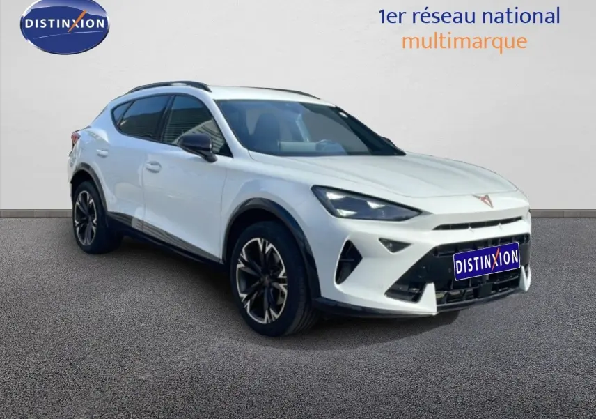 SUV CUPRA Formentor blanc neige métal en 3/4 avant droit, avec jantes noires et détails noirs contrastants.