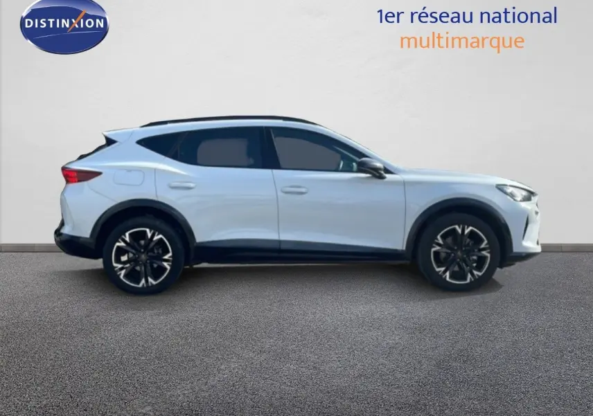 Profil côté droit du CUPRA Formentor blanc neige métal 2025 avec jantes noires et détails sportifs visibles.
