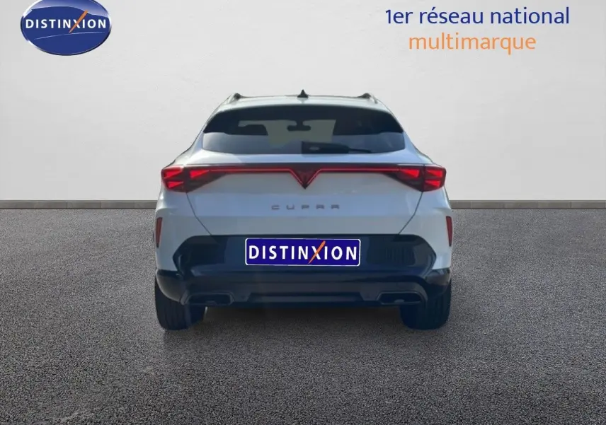 Vue arrière du CUPRA Formentor blanc neige métal 2025 avec feux LED reliés et double sortie d'échappement intégrée.