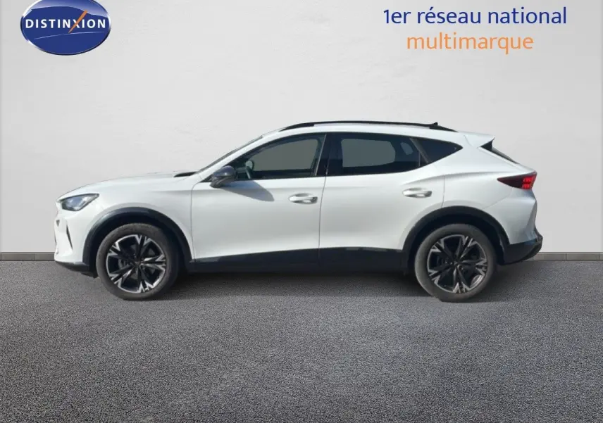 Profil côté gauche du CUPRA Formentor blanc neige métal 2025 avec jantes noires et toit panoramique.
