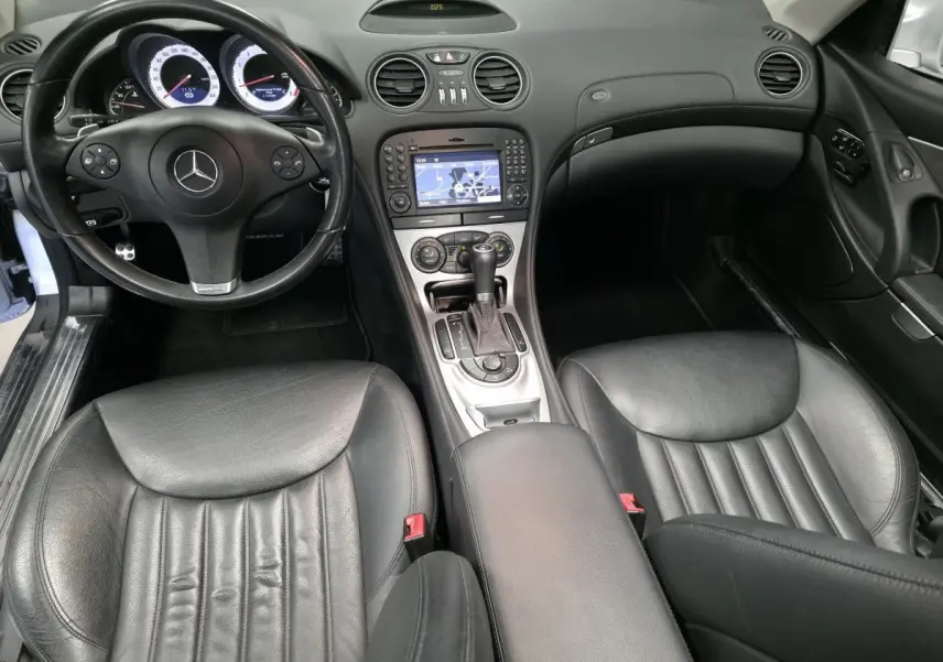 Intérieur noir cuir de la Mercedes SL 350 2009, vue avant centrée sur tableau de bord et console centrale.