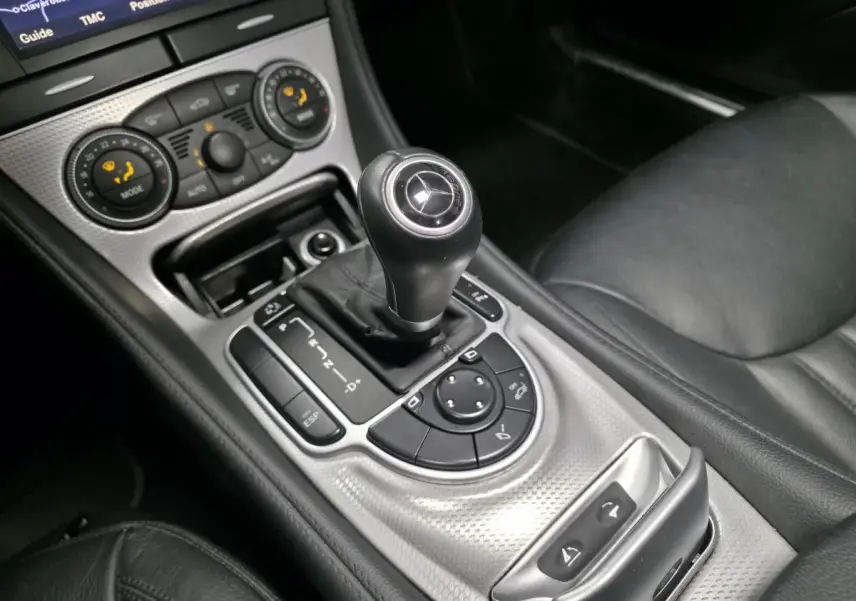 Gros plan sur la console centrale et levier de vitesses cuir noir d’une Mercedes SL 350 gris, intérieur cuir noir.