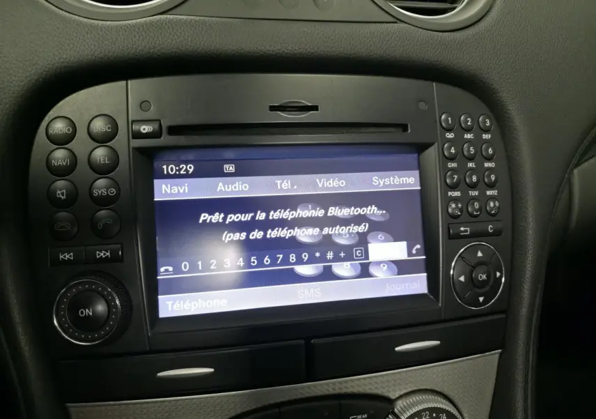 Gros plan sur l’écran central multimédia et la console de la Mercedes SL 350 gris, affichant le menu Bluetooth.