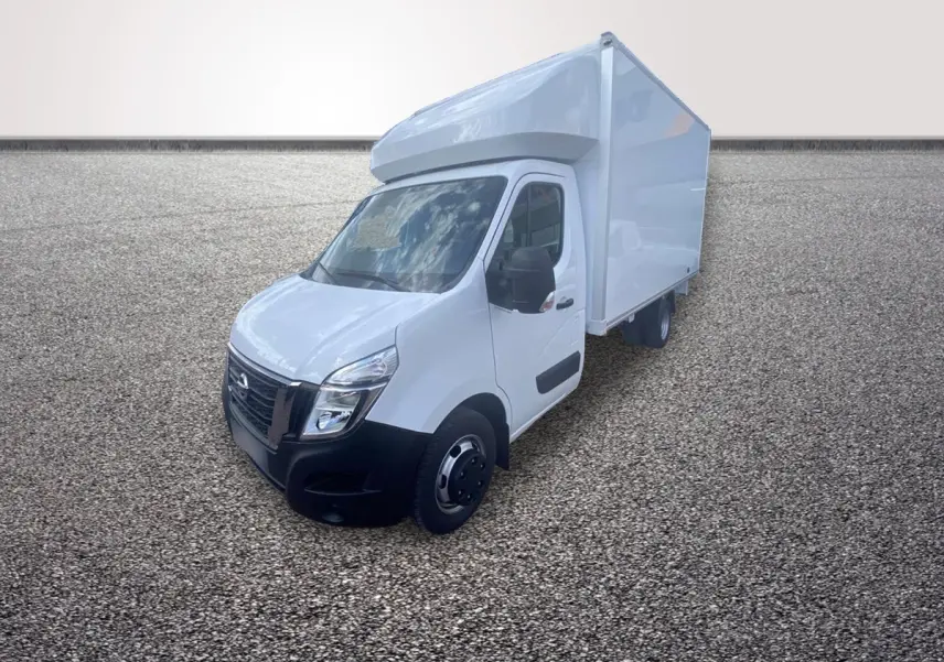 Vue 3/4 avant droit d’un utilitaire blanc Nissan Interstar avec caisse fermée et roue jumelée arrière.