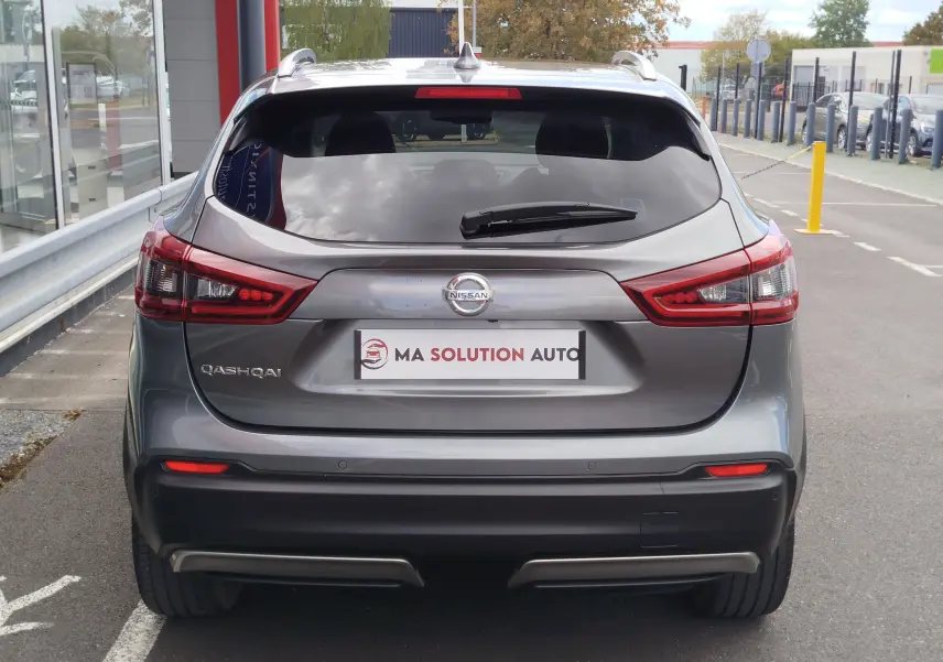 Vue arrière d'un Nissan Qashqai gris Squale 2021 avec feux arrière LED et logo Nissan bien visibles.