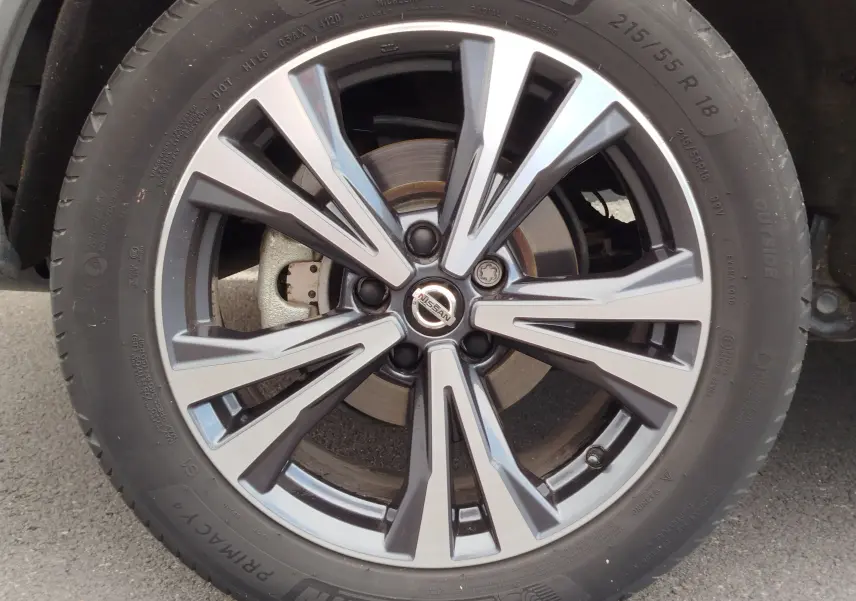 Gros plan sur la jante alliage gris et noir du Nissan Qashqai 1.5 dCi 2019 avec pneu Michelin 215/55 R18.