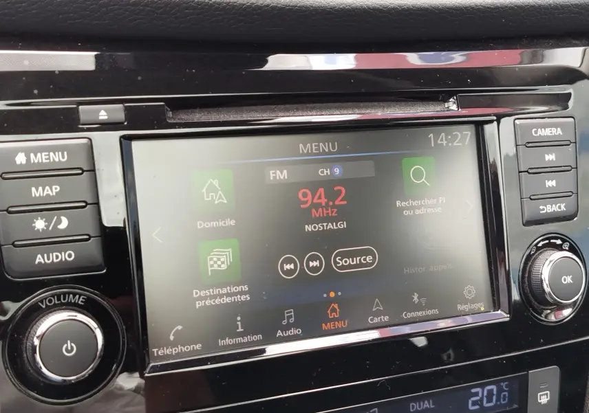 Gros plan sur l’écran tactile central du Nissan Qashqai gris Squale 2021, affichant le menu radio FM à 94.2 MHz.