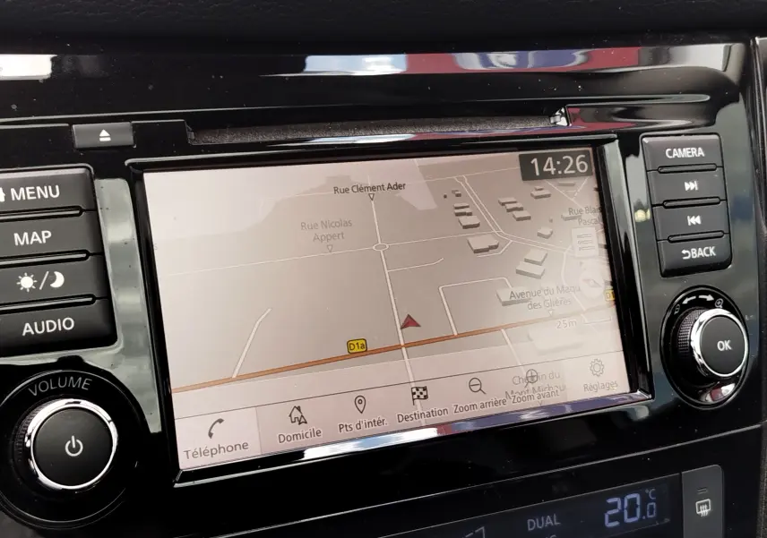 Vue rapprochée de l’écran tactile du système de navigation du Nissan Qashqai gris Squale, avec boutons de commande autour.
