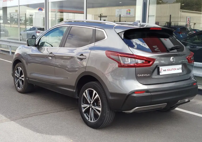 Vue 3/4 arrière droite d'un Nissan Qashqai gris Squale 2021 avec jantes alliage et vitres teintées.