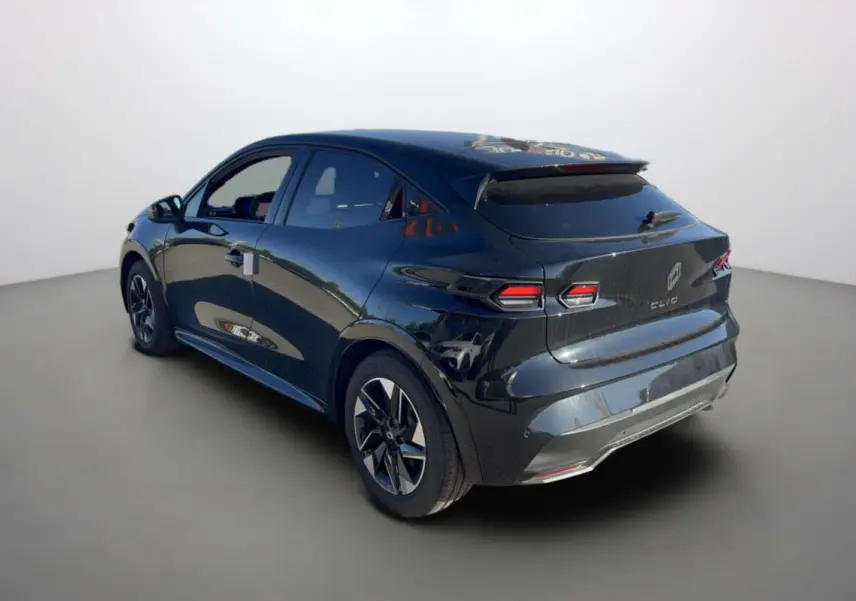 Renault Clio 6 TCE 115 EDC Techno noir étoilé vue 3/4 arrière droit avec jantes alu 16 pouces et feux LED.