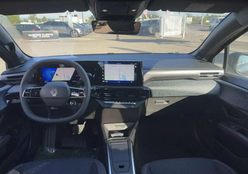 Vue intérieure avant de la Renault Clio 6 TCE 115 EDC Techno, tableau de bord moderne avec écran tactile et volant multifonctions.