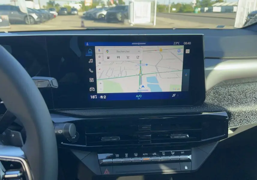 Vue intérieure centrée sur l’écran tactile de navigation de la Renault Clio 6 TCE 115 EDC Techno, tableau de bord moderne.