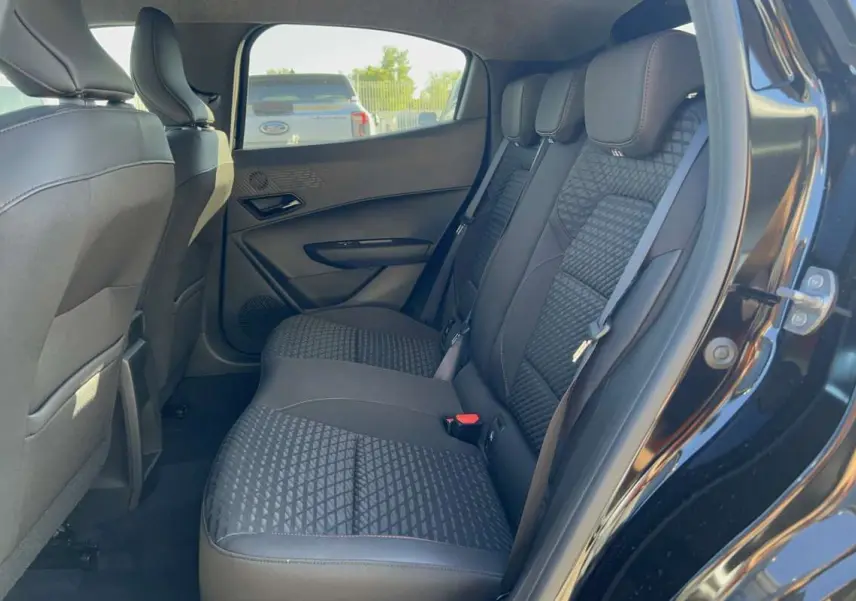 Vue latérale droite de la banquette arrière noire étoilée de la Renault Clio 6 TCE 115 EDC TECHNO 2026.