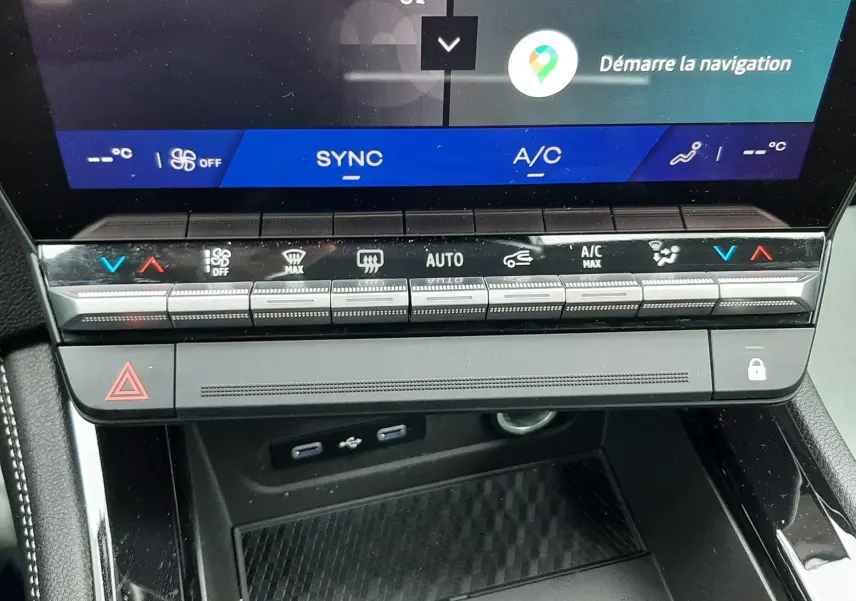Vue rapprochée du tableau de bord du Renault Austral Ph.2 gris schiste, montrant l’écran tactile et les commandes de climatisation.