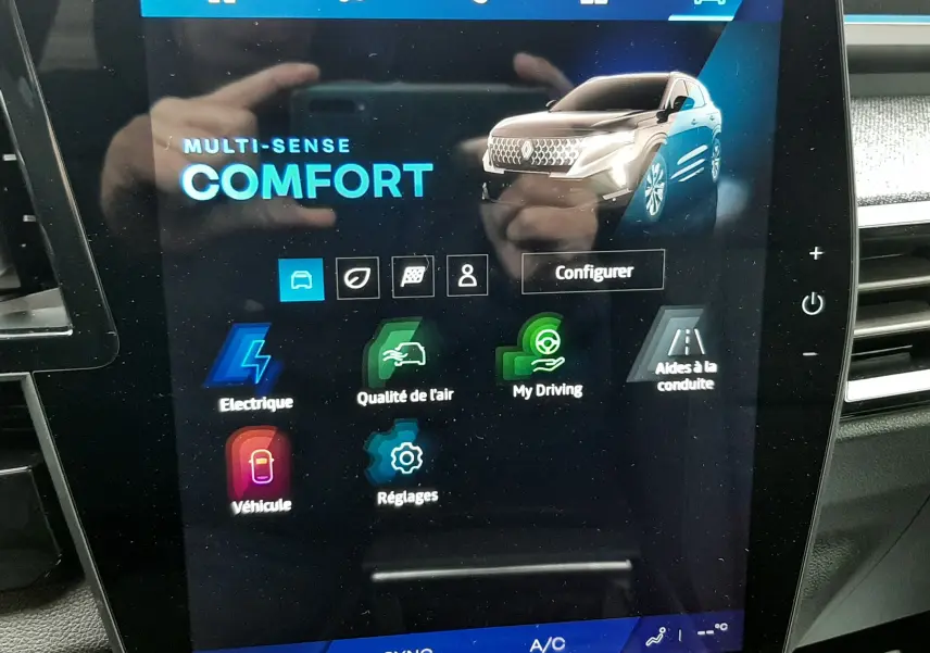 Écran tactile intérieur du Renault Austral Ph.2 affichant le mode Multi-Sense Confort avec image du véhicule gris schiste en 3/4 avant.