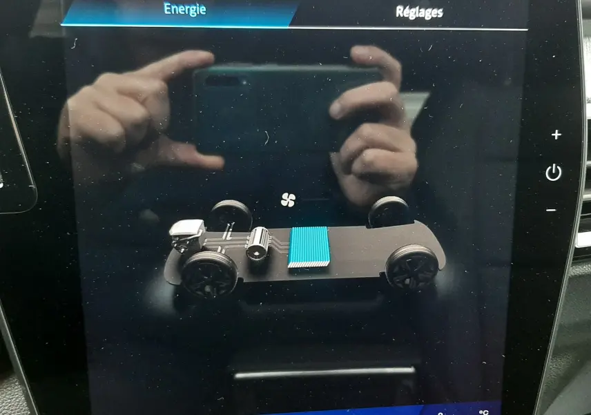 Écran tactile intérieur montrant la représentation 3D du châssis électrique du Renault Austral gris schiste, version hybride.
