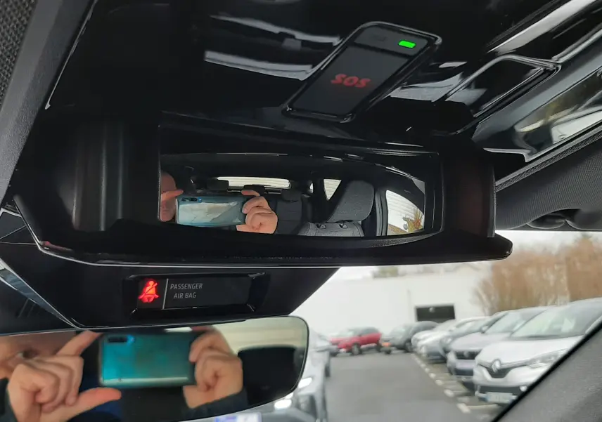 Vue intérieure du rétroviseur numérique et du plafonnier avec bouton SOS allumé, dans un Renault Austral gris schiste 2025.