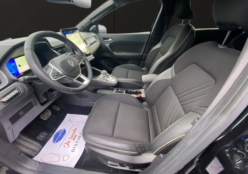 Vue intérieure côté conducteur du Renault Symbioz noir étoile 2025, sièges tissu noir avec surpiqûres contrastées et écran tactile central.