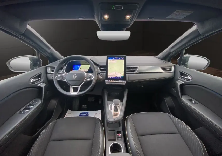 Vue intérieure avant du Renault Symbioz 2025 noir étoile, avec tableau de bord numérique et écran tactile vertical central.