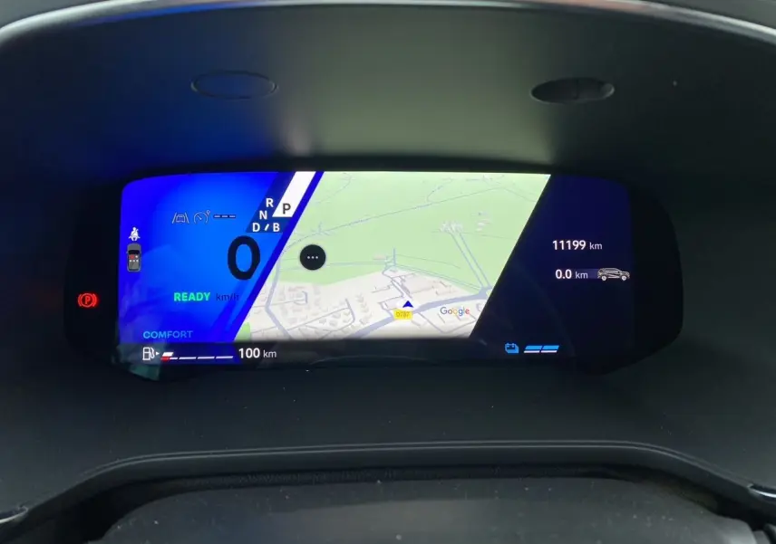 Affichage numérique du tableau de bord du Renault Symbioz 2025, montrant la navigation et les informations de conduite.