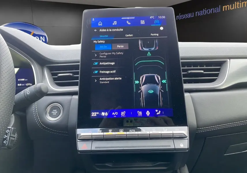 Vue rapprochée de l’écran tactile central du tableau de bord du Renault Symbioz noir étoile, affichant les aides à la conduite.