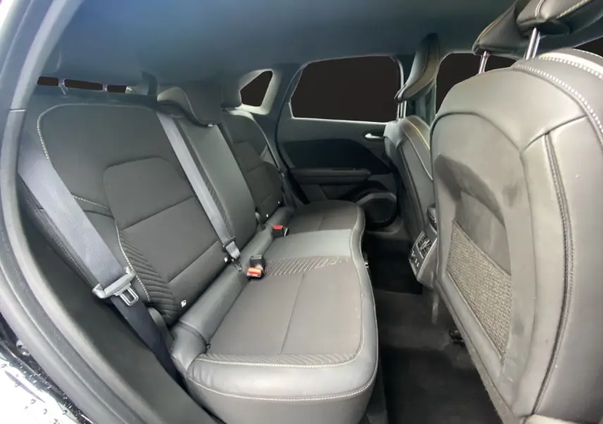 Vue intérieure côté gauche des sièges arrière noirs étoile du Renault Symbioz 2025, avec ceintures et finitions en tissu et cuir.