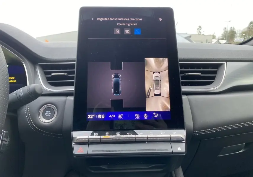 Vue intérieure centrée sur l'écran tactile du tableau de bord du Renault Symbioz noir étoile, affichant la caméra 360° et commandes clim.