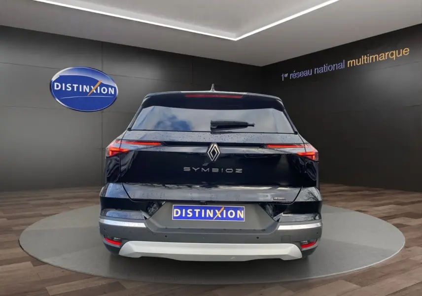 Vue arrière d'une Renault Symbioz noire étoile 2025, avec feux LED fins et logo central distinctif.